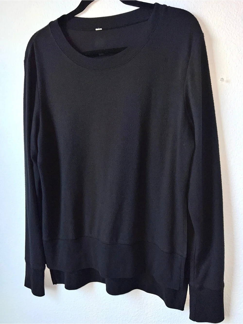 Alo Yoga Glimpse Long Sleeve Top Black High Low Hem Crewneck Activewear